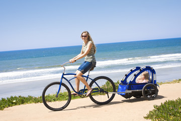 Obraz na płótnie Canvas Bicycle Ride rodzina wzdłuż plaży