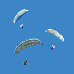 Photo sur Plexiglas Sports aériens White blue paramotor on blue sky