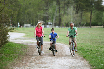 Obraz premium Family riding bicycles in countryside