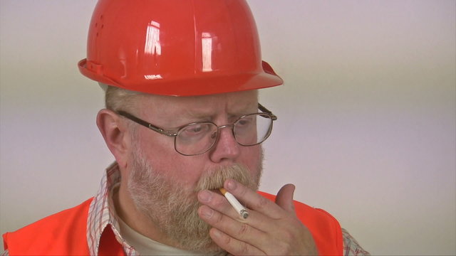 Rauchender Bauarbeiter