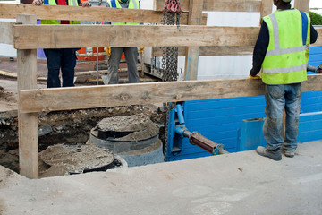 travaux assainissement eau potable, ouvriers en discussion