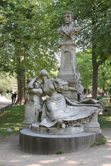 Statue de Maupassant au Parc Monceau à Paris