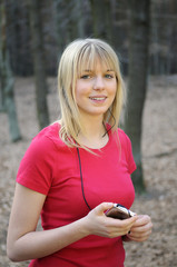 junge frau mit mp3 - player