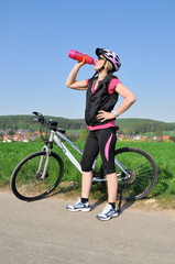 Radfahrerin trinkt und macht eine Pause