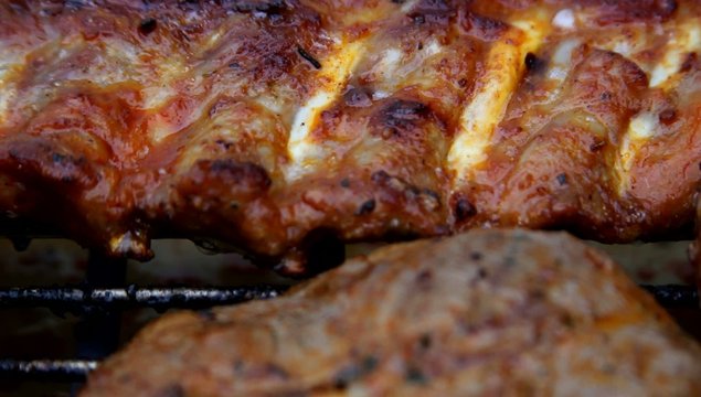 Auf dem Grill liegt brutzelndes Fleisch