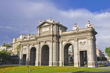 Fototapeta na wymiar Puerta de Alcala w Madrycie