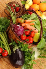 CESTE PIENE DI ORTAGGI E FRUTTA