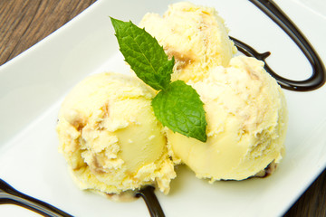gelato alla crema con decorazione al cioccolato