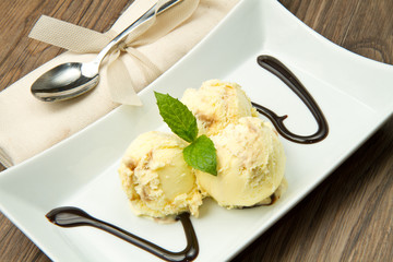 gelato alla crema con decorazione al cioccolato