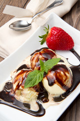 gelato alla crema con decorazione al cioccolato