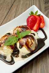 gelato alla crema con decorazione al cioccolato