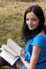 Fototapeta premium girl reading book in spring park