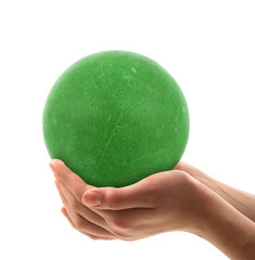 palla verde nelle mani