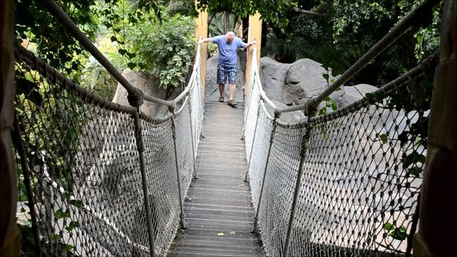 Mann auf H&auml;ngebr&uuml;cke
