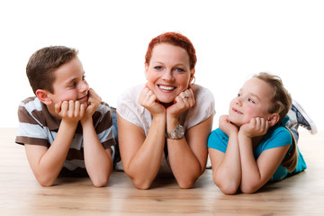 mutter mit ihren zwei kindern