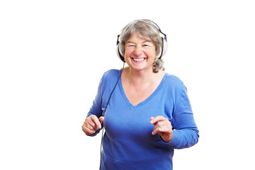 Seniorin tanzt mit Kopfhörern
