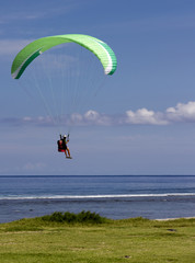 Parapente en phase d'approche