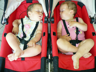 Gemelle sul passeggino
