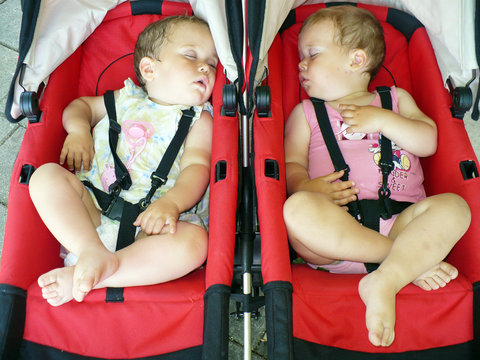 Gemelle sul passeggino