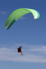 Parapente dans le ciel