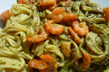 Nudelnester mit Garnelen in Knoblauchsoße