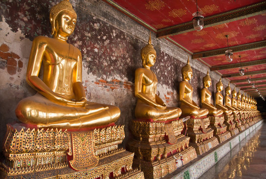 Buddha statue in a row tiled from right
