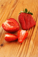 FRAGOLE SU BASE DI LEGNO