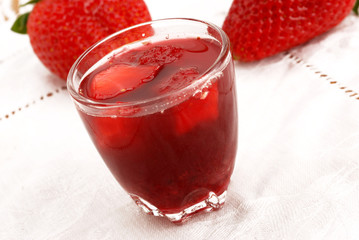 BICCHIERINO CON SUCCO DI FRAGOLA