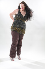 Frau trägt Übergröße mit Spaß