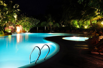Malediven - Swimming Pool bei Nacht