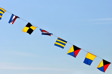 Флажки на фоне голубого неба