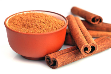 Cannelle en bâtons et en poudre