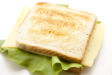Toastbrot mit Käse und Salatblatt