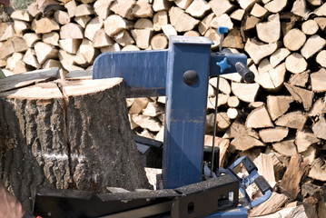 Wood chopping machine