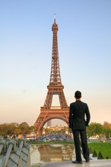 Paris / Männermodel vor dem Eiffelturm