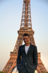 Fototapeta na wymiar Paris / male model naprzeciwko Wieży Eiffla