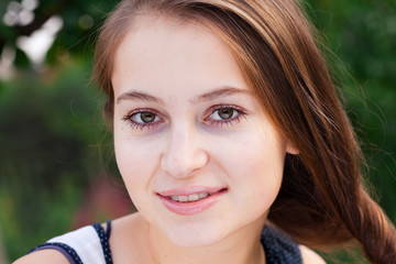 Naklejka premium portrait of a beautiful young woman outdoor