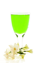 Лимонад, зеленый в бокале