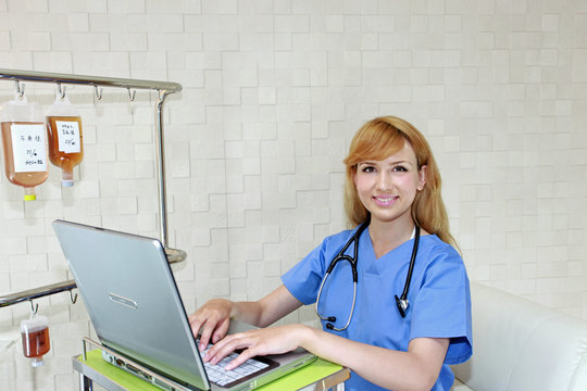 パソコンで仕事中の笑顔の看護士