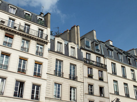 Immeubles blancs, ciel bleu, Paris