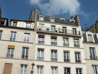 Fototapeta na wymiar Immeubles anciens Paris