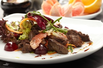 Beef with grapefruit and rucola salad