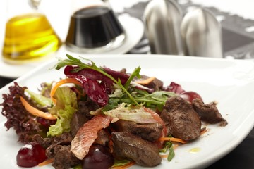 Beef with grapefruit and rucola salad