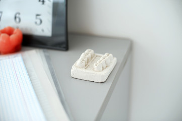 Fototapeta na wymiar formy do produkcji zębów tynk