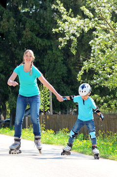 Mutter und Sohn beim bladen