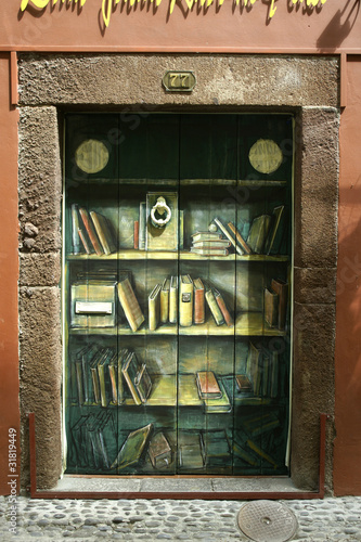 "Alte kunstvoll bemalte Haustür" Stockfotos und lizenzfreie Bilder auf