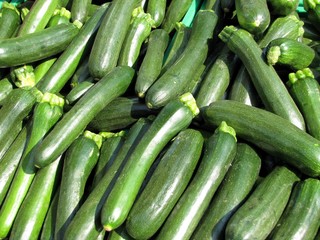 Courgettes à l'étal du marché