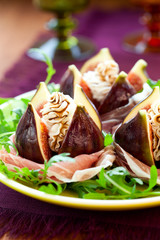 Figs with prosciutto,cheese and balsamic vinegar