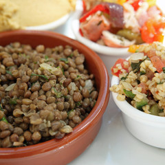 Tapas : Salade de lentilles, taboulé et poulpes marinés