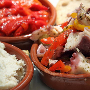 Tapas : Salade de poulpes, poivrons marin&eacute;s, brandade